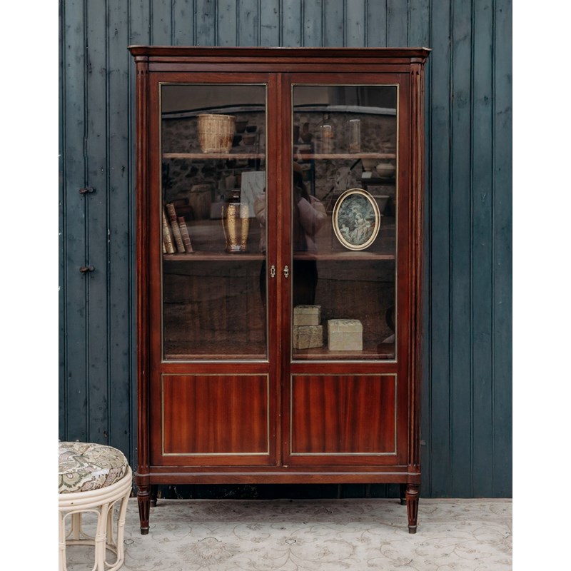 Grande vitrine en bois foncé n°112