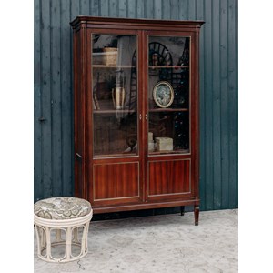 Grande vitrine en bois foncé n°112