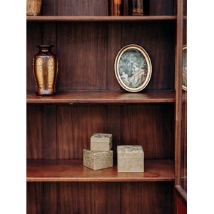 Grande vitrine en bois foncé n°112