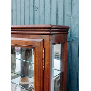 Grande vitrine en bois foncé n°115
