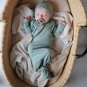 Bonnet de naissance à nouer roman green