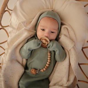 Bonnet de naissance à nouer roman green