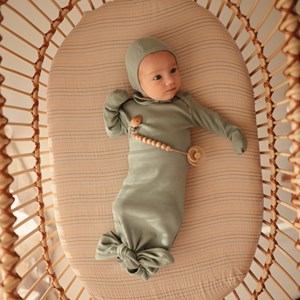 Bonnet de naissance à nouer roman green