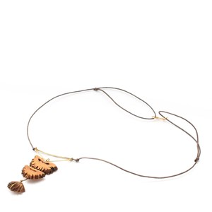 Collier doré et bois de noix noire