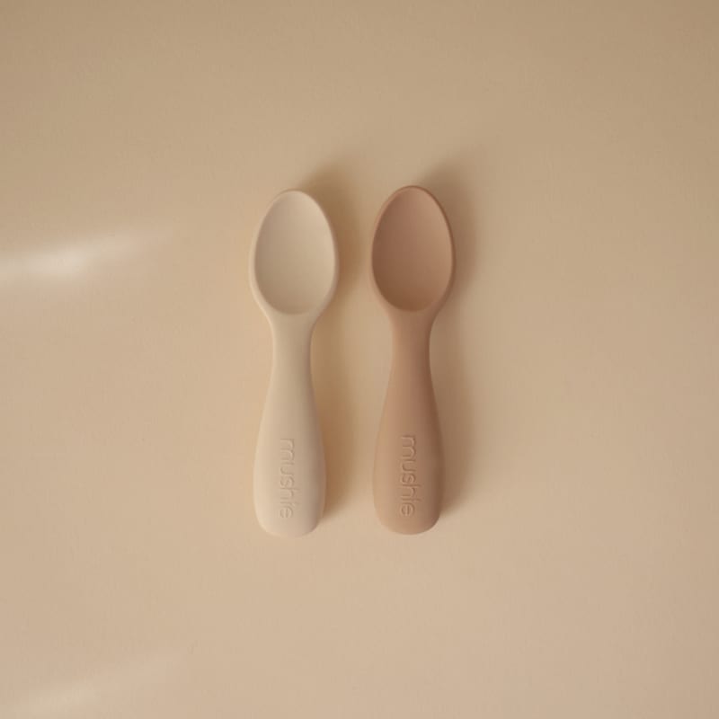 Lot de 2 cuillères bébé natural-shifting sand (Mushie) - Image 1