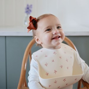 Bavoir à poche en silicone bows
