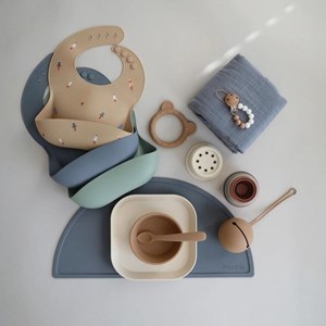 Bavoir à poche en silicone rocket