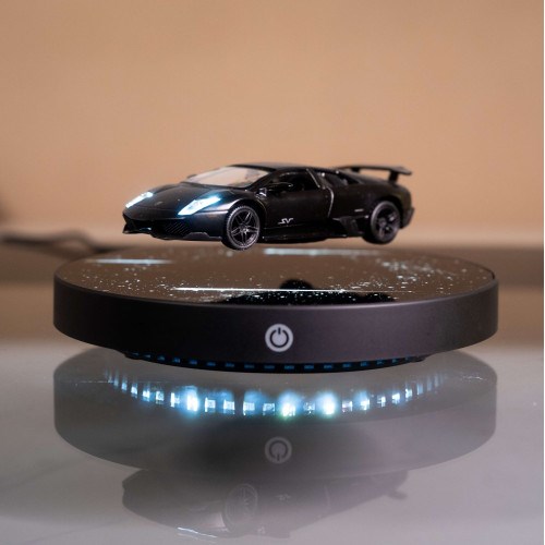 Voiture de sport miniature en lévitation