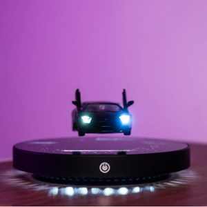 Voiture de sport miniature en lévitation