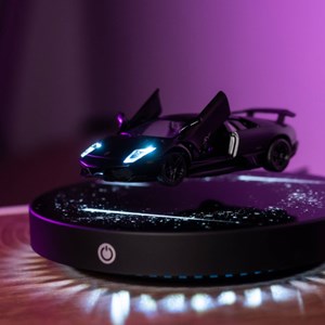 Voiture de sport miniature en lévitation