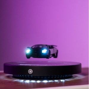 Voiture de sport miniature en lévitation