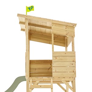 Cabane sur pilotis avec toboggan