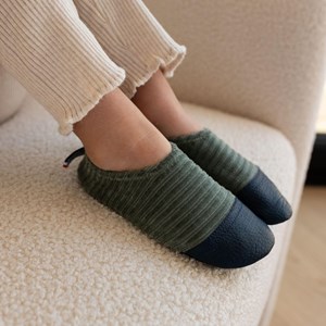 Chaussons les petits velours gris vert (pointures 18-20)