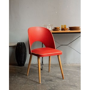 Chaise en vinyle rouge et bois n°1146