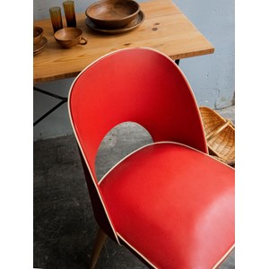 Chaise en vinyle rouge et bois n°1146