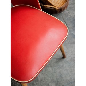 Chaise en vinyle rouge et bois n°1146