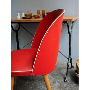 Chaise en vinyle rouge et bois n°1146