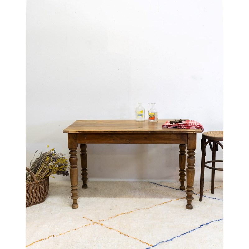 Romy, la table à manger en bois n°527