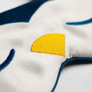 Masque de nuit laqi - soie de mûrier brodée