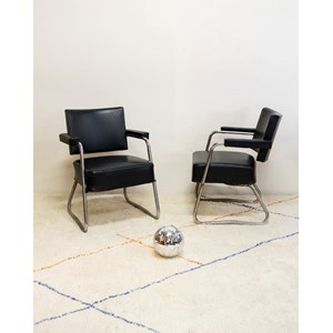 Paire de fauteuils en cuir noir et chromés n°765