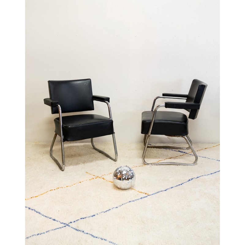 Paire de fauteuils en cuir noir et chromés n°765