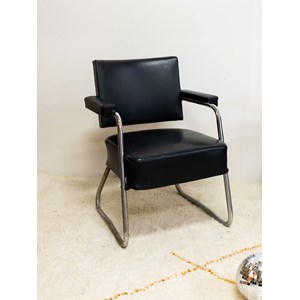 Paire de fauteuils en cuir noir et chromés n°765