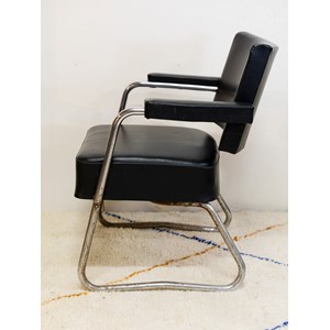 Paire de fauteuils en cuir noir et chromés n°765