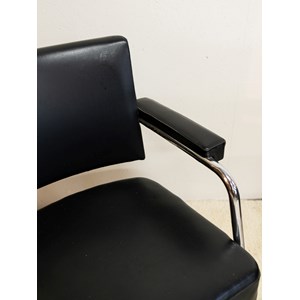 Paire de fauteuils en cuir noir et chromés n°765