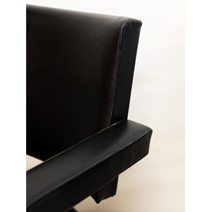 Paire de fauteuils en cuir noir et chromés n°765