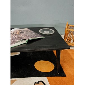 Table basse en bois laqué noir n°685