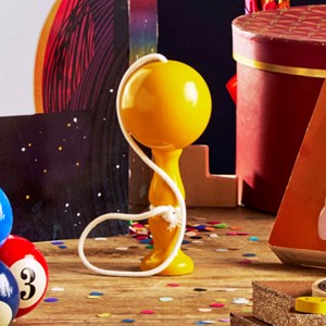 Bilboquet en bois massif jaune