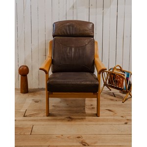Jakob, le fauteuil en bois et cuir n°795