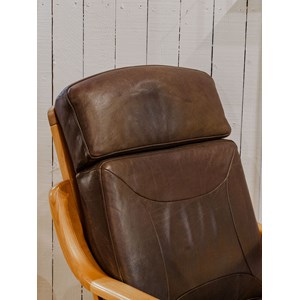 Jakob, le fauteuil en bois et cuir n°795