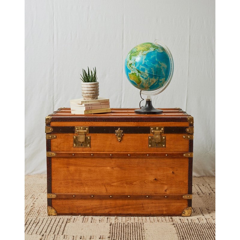 Grande malle en bois clair et laiton n°242