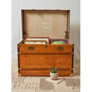 Grande malle en bois clair et laiton n°242