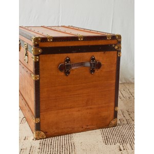 Grande malle en bois clair et laiton n°242