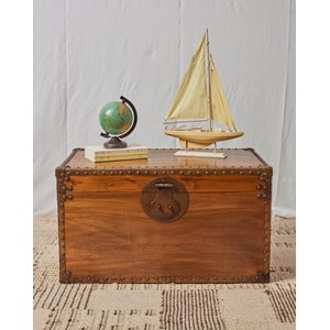 Grande malle en bois clair et laiton  n°243