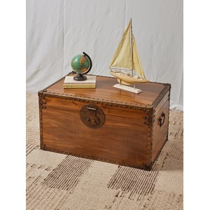 Grande malle en bois clair et laiton  n°243