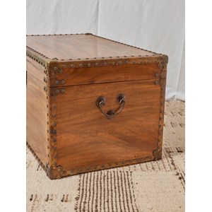 Grande malle en bois clair et laiton  n°243