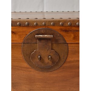 Grande malle en bois clair et laiton  n°243