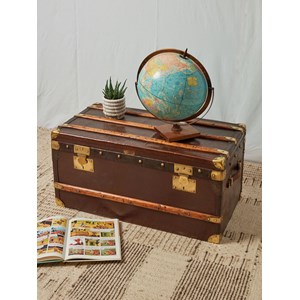 Grande malle en bois foncé et laiton n°238