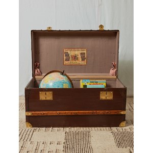 Grande malle en bois foncé et laiton n°238