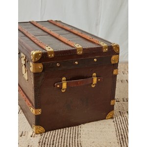 Grande malle en bois foncé et laiton n°238