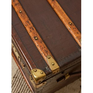 Grande malle en bois foncé et laiton n°238