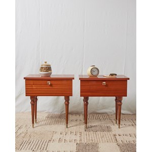 Paire de chevets en bois verni n°672