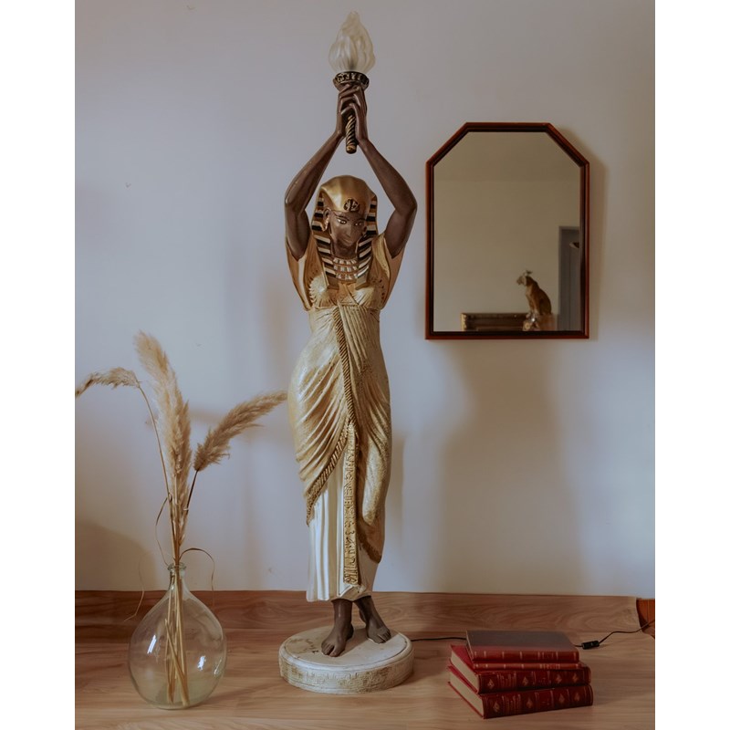 Gyptienne au flambeau en résine n°285