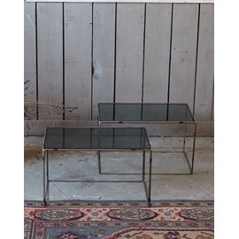 Paire de tables d'appoint en verre fumé n°788