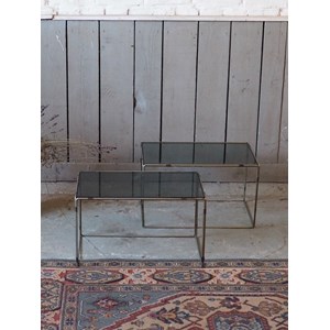 Paire de tables d'appoint en verre fumé n°788