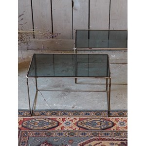 Paire de tables d'appoint en verre fumé n°788