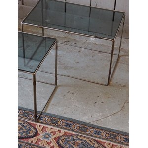 Paire de tables d'appoint en verre fumé n°788